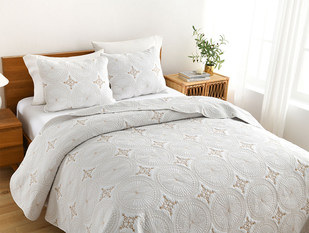 Luxury Quilted Cotton Bedspread in Off-White